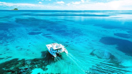 Boat cruise around Atolls Seychelles 